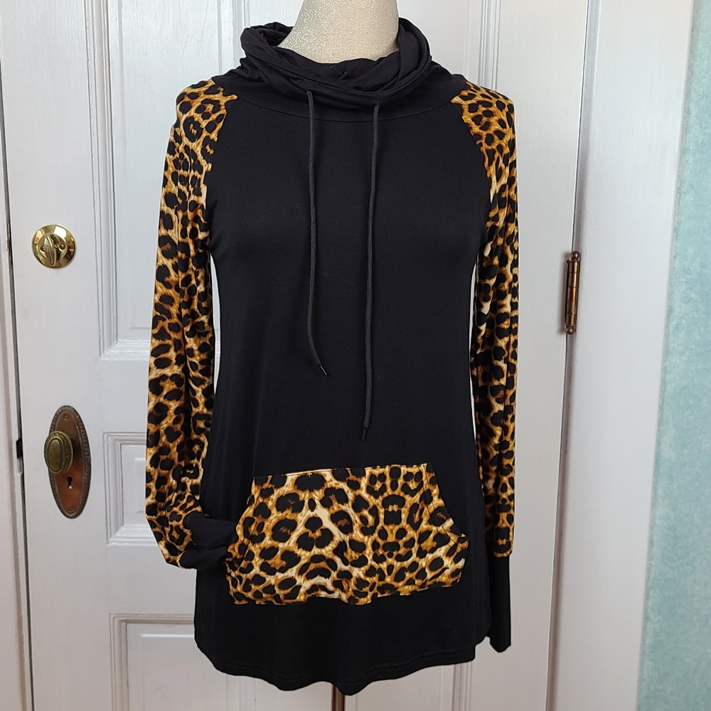 Hawthorne funnel neck top with leopard pocket, S